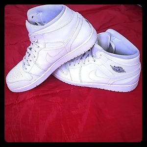 White jordan 1s